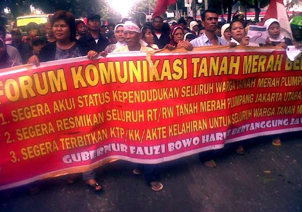Warga Tanah Merah Demo di DPRD DKI Jakarta 