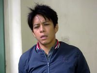 Ariel Berjaket Biru