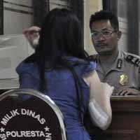 Pertahankan Tas, Tangan Vony Disabet Clurit Perampok