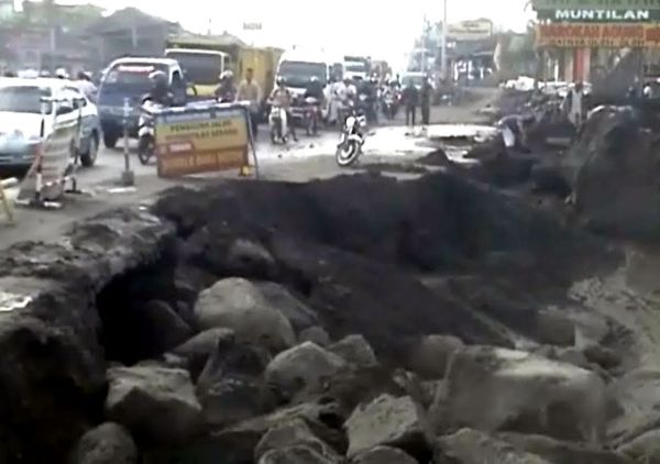 Jalan Magelang-Yogya Tergerus Lahar