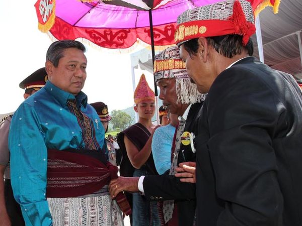 SBY Dapat Gelar Kehormatan Adat Batak SBY Dapat Gelar Kehormatan Adat Batak