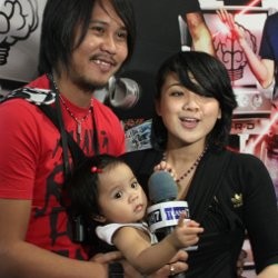 Nirina - Ernest Cokelat Tak Rela Tinggal Anak di Rumah