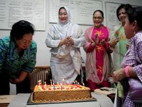 Yenny Rachman Ultah di Panti Jompo
