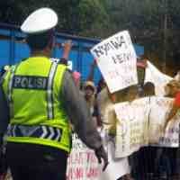 Massa Anti Tol Mulai Berdatangan di DPRD Surabaya, Polisi Siaga