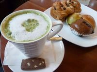 Secangkir Green Tea Latte plus Roti Hangat, Yummy!