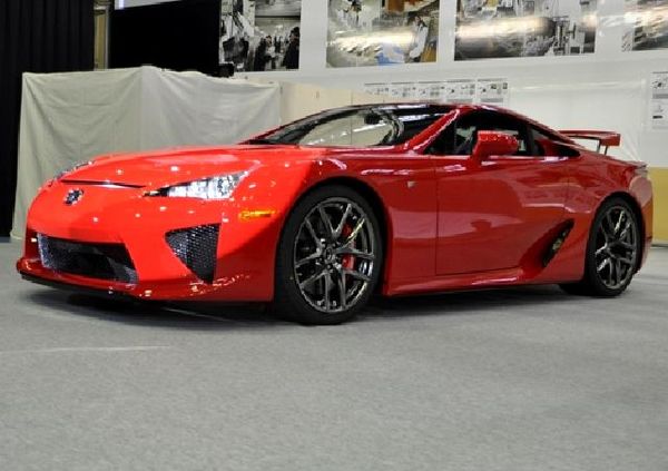 Mobil Super LFA Keluar dari Sarang