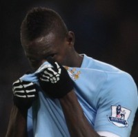 Balotelli: Adebayor Kocak, Media Inggris Sampah