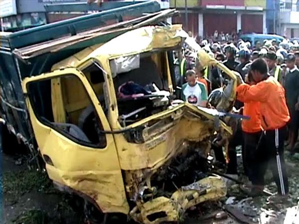 Truk Tabrak Pasar, 4 Orang Tewas
