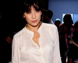 Daisy Lowe Segera Rilis Busana Renang Bergaya Vintage