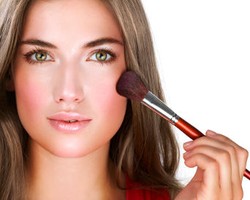 Trik Mempercantik Wajah dengan Blush On & Bronzer