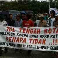 Massa Pro Tol Tengah Dukung Keputusan DPRD Surabaya