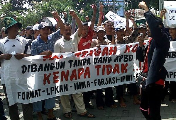 Massa Pro Tol Tengah Demo Jawa Pos