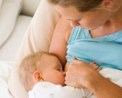 Tips Sukses Memberi ASI Meski Ibu Sering Berpergian (1)