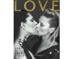 Kate Moss Pose Ciuman dengan Model Transeksual