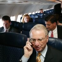 Mengapa Tak Boleh Aktifkan Ponsel di Pesawat?