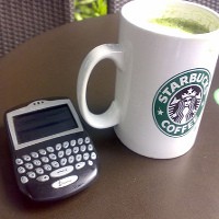 Bayar Kopi Starbucks Pakai BlackBerry dan iPhone 