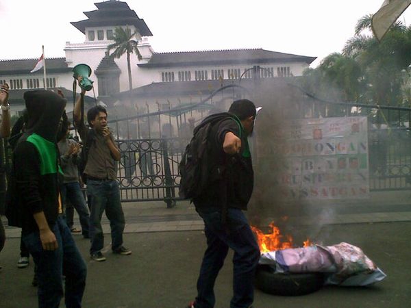 Kecewa SBY, HMI Geruduk Gedung Sate