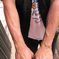 Tangan Yadi Berbintik Hitam Karena Sering Terkena Bensin