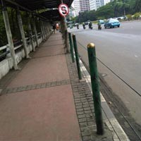 Awas Jebakan Oli di Pembatas Trotoar di Sudirman