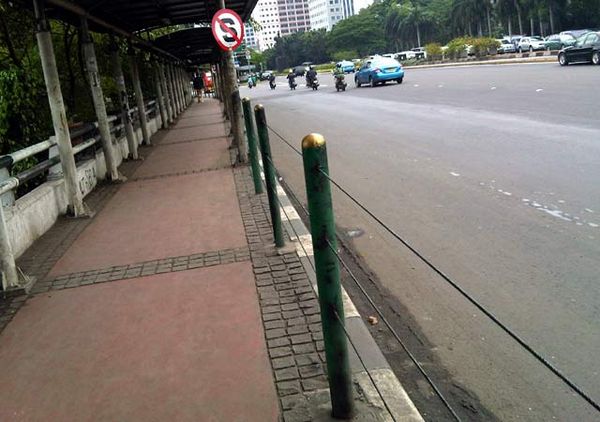 Pembatas Trotoar di Sudirman Diolesi Oli