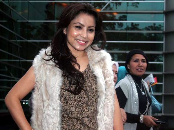 Mayangsari Anggun dengan Bolero Bulu