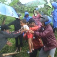 Puluhan Warga Terjebak Lahar Dingin di Magelang, 3 Mobil Terseret  