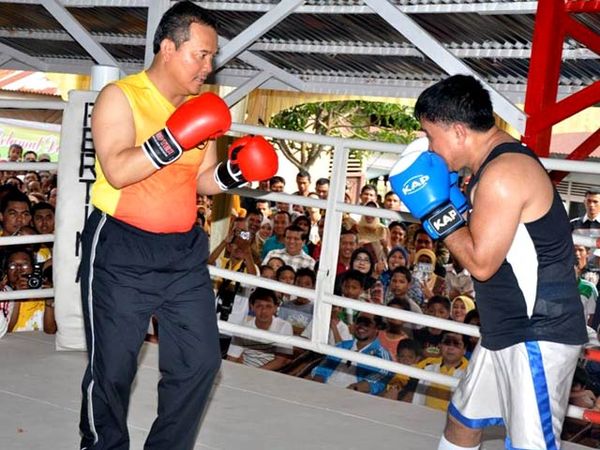 Gubernur Riau-Ellyas Pical Baku Hantam