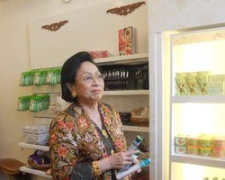 Martha Tilaar Jadikan Lampu Teplok Hiasan Toko