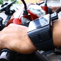 M809, Jam Pemotor yang Bisa Teleponan