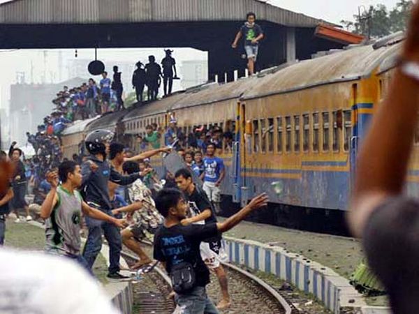 Bentrokan Bobotoh dengan Warga