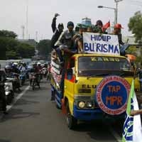 Massa Anti Tol Tengah Tuntut Ketua DPRD Surabaya Mundur