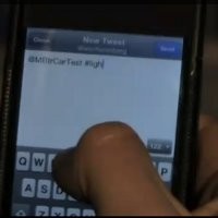 Gila, Ngetweet Bisa Nyetir Mobil!