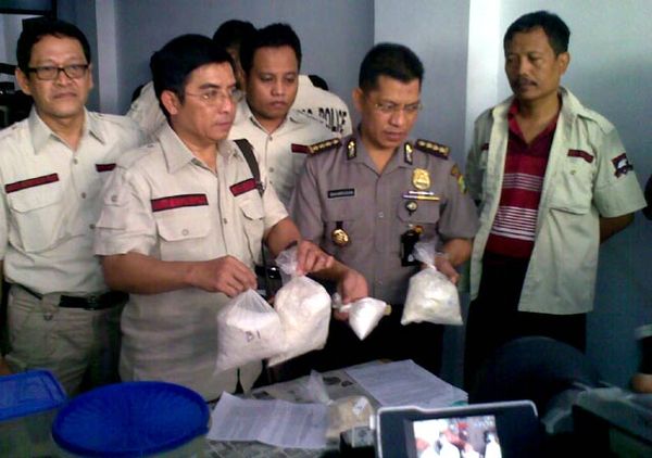 Polisi Gerebek Pabrik Sabu Beromzet Rp 15 Miliar Polisi Gerebek Pabrik Sabu Beromzet Rp 15 Miliar