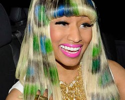 Nicki Minaj Tampil Heboh dengan Rambut Burung Merak