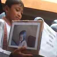 Ratusan Siswa Jombang Galang Koin Bocah Penderita Tumor Telinga