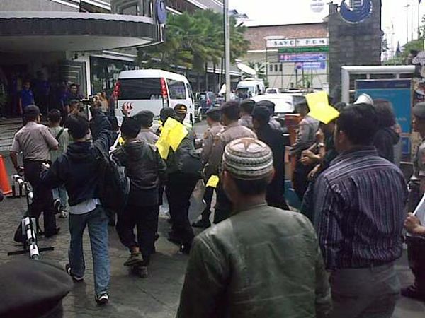 Demo Warnai Pelantikan Pengurus Nasdem