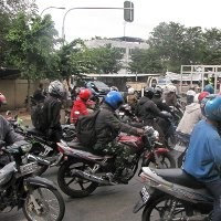 Matikan Mesin Motor Kala Lampu Merah Aman Tidak Ya?