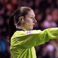 Hina Asisten Wasit Perempuan, Komentator Diparkir