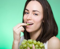 Perangi Obesitas dengan Makan Anggur 