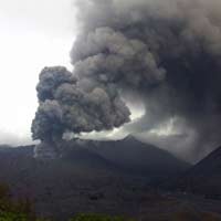 Abu Bromo Mengguyur Lumajang Karena Tiupan Angin