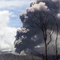 Lumajang Diguyur Abu Bromo, Jarak Pandang 3 Meter