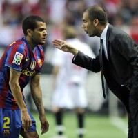 Guardiola Tak Akan Paksa Alves Tinggal