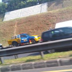 Kontainer Hantam Separator di KM 29 Tol JORR, Lalin Macet 3 Km