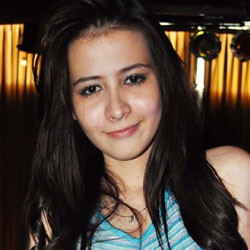 Rina Diana Cuek Pakai Bikini di Film