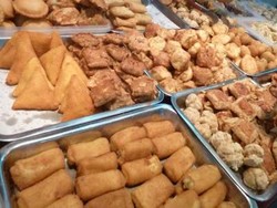 Berburu Pastel, Cucur, sampai Amris Gendut!