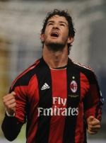 Dua Gol Pato Bawa Milan ke Semifinal