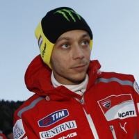 Rossi Pemanasan dengan Superbike