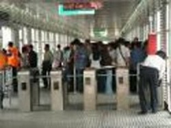 Perlakuan Kasar Petugas Trans Jakarta