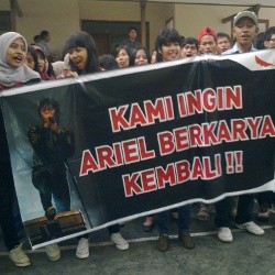Ariel Divonis 3,5 Tahun Penjara, Fans Menangis