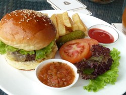 Dibuai Lezatnya Valrhona Chocolate dan Home Made Burger